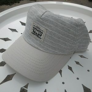 NWT! Levi's light grey and white ball cap